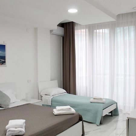 B&B Central Rooms 137 Napoli Bagian luar foto