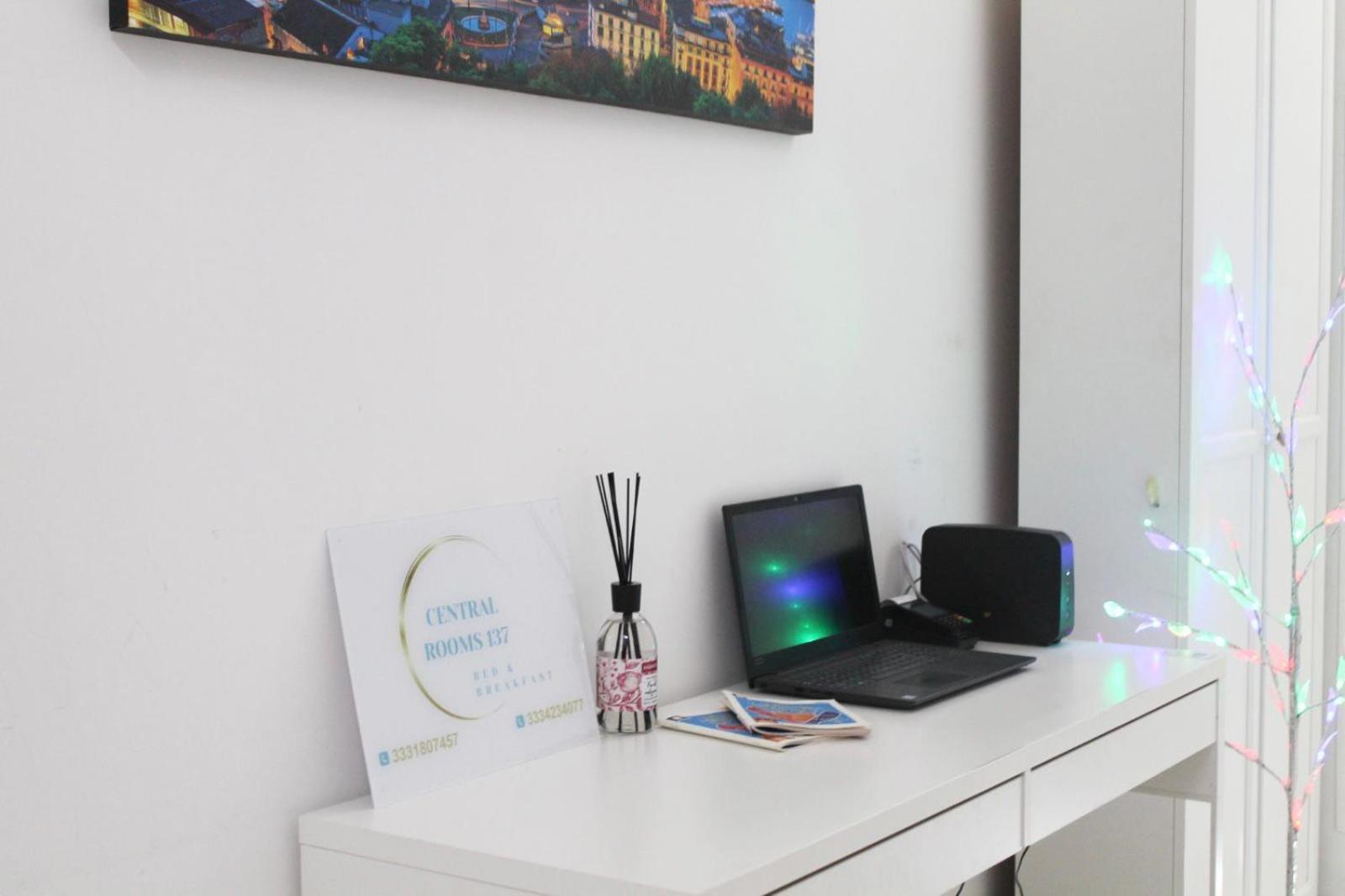 B&B Central Rooms 137 Napoli Bagian luar foto