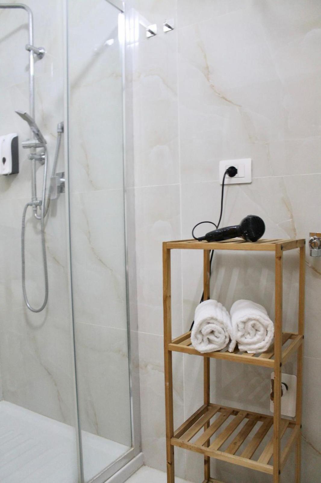B&B Central Rooms 137 Napoli Bagian luar foto