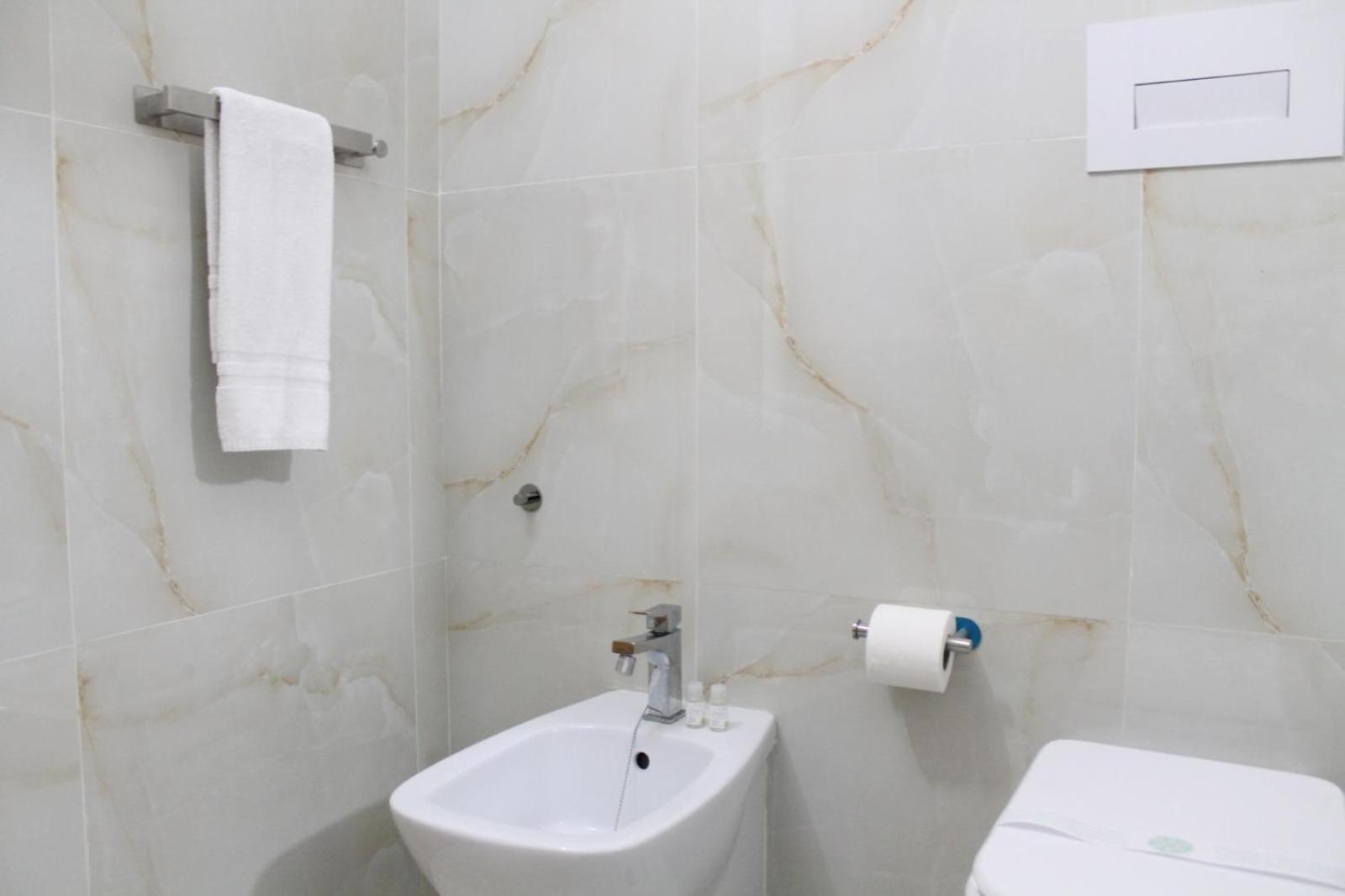 B&B Central Rooms 137 Napoli Bagian luar foto