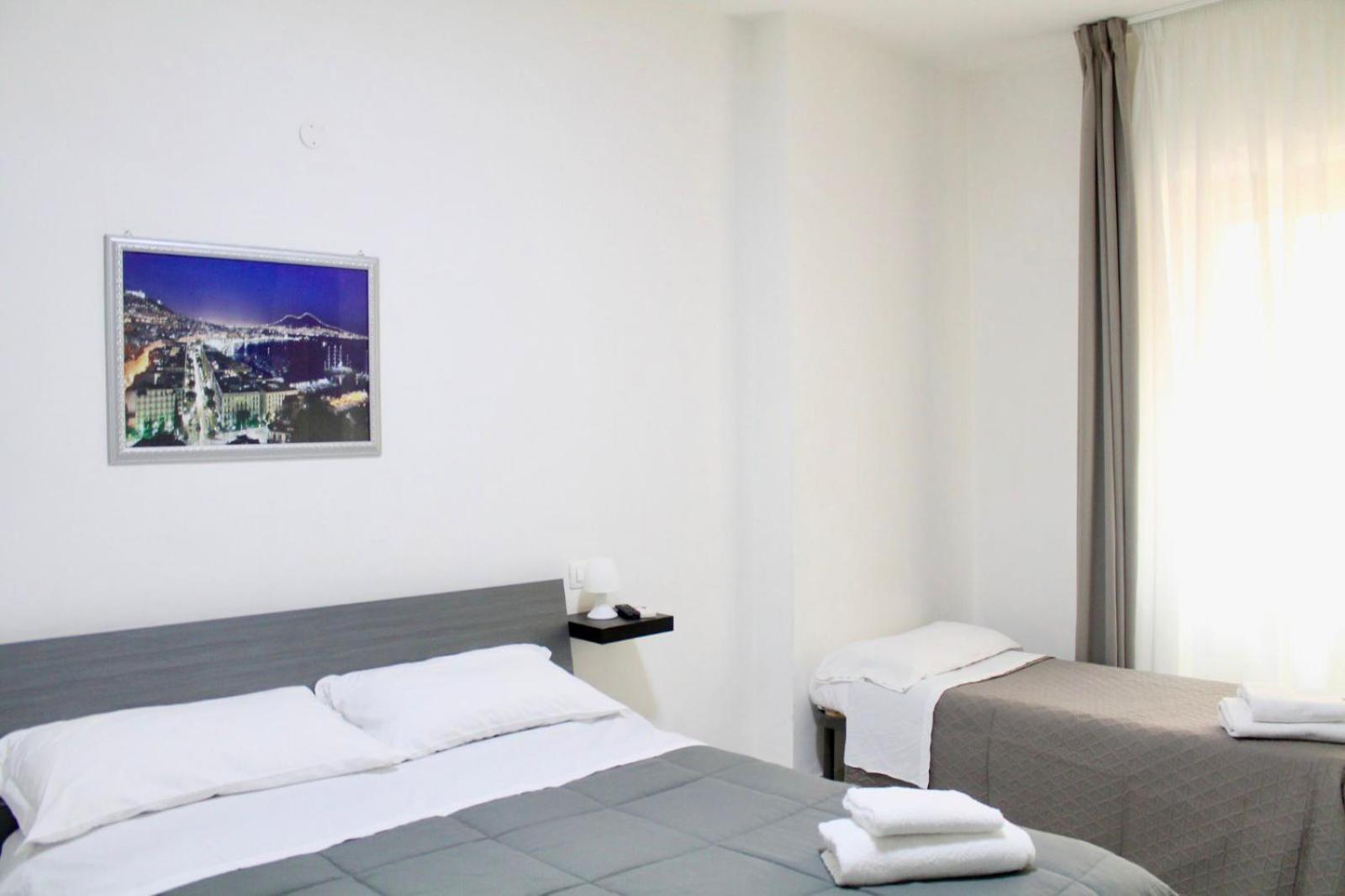 B&B Central Rooms 137 Napoli Bagian luar foto