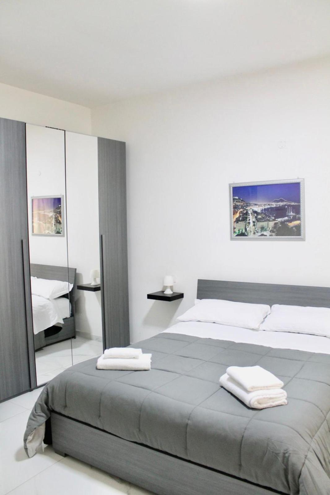 B&B Central Rooms 137 Napoli Bagian luar foto
