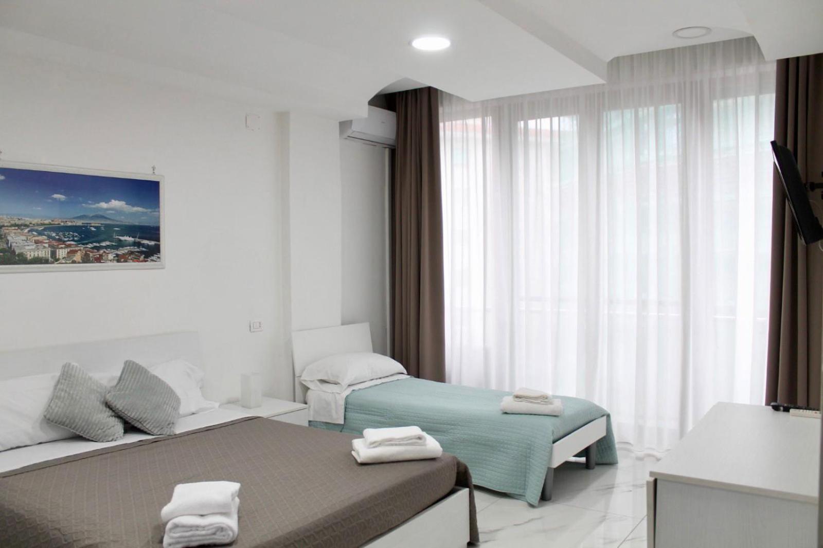 B&B Central Rooms 137 Napoli Bagian luar foto