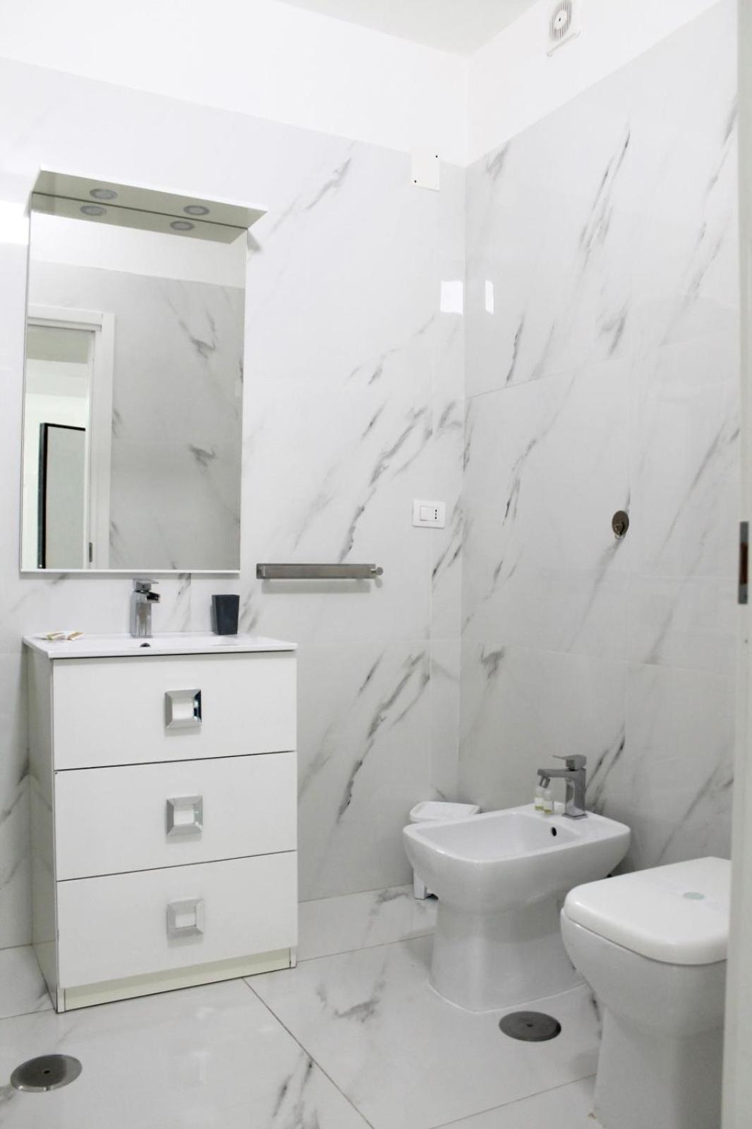 B&B Central Rooms 137 Napoli Bagian luar foto